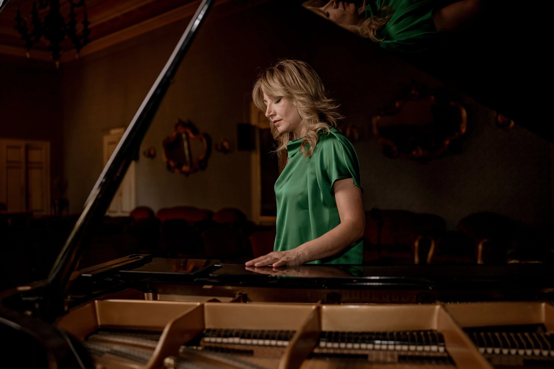 Ilaria Sinicropi at a grand piano in a historic room